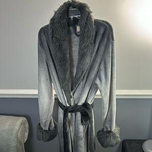 NWOT Thick Cabernet Women’s Faux Fur robe